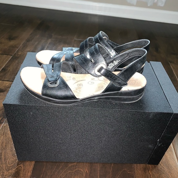 *SOLD*.  Women's Baretraps Sandals size 8 - Picture 1 of 6